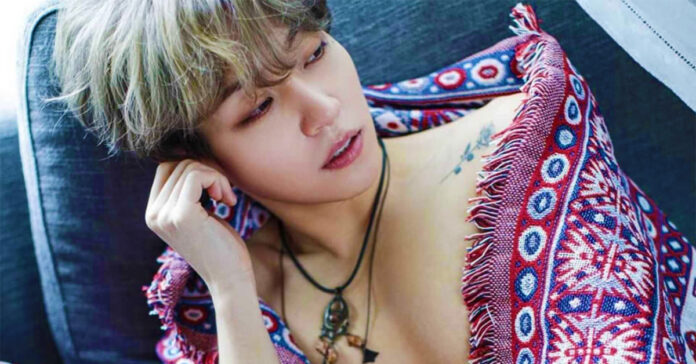 Woosung, líder de la banda surcoreana The Rose