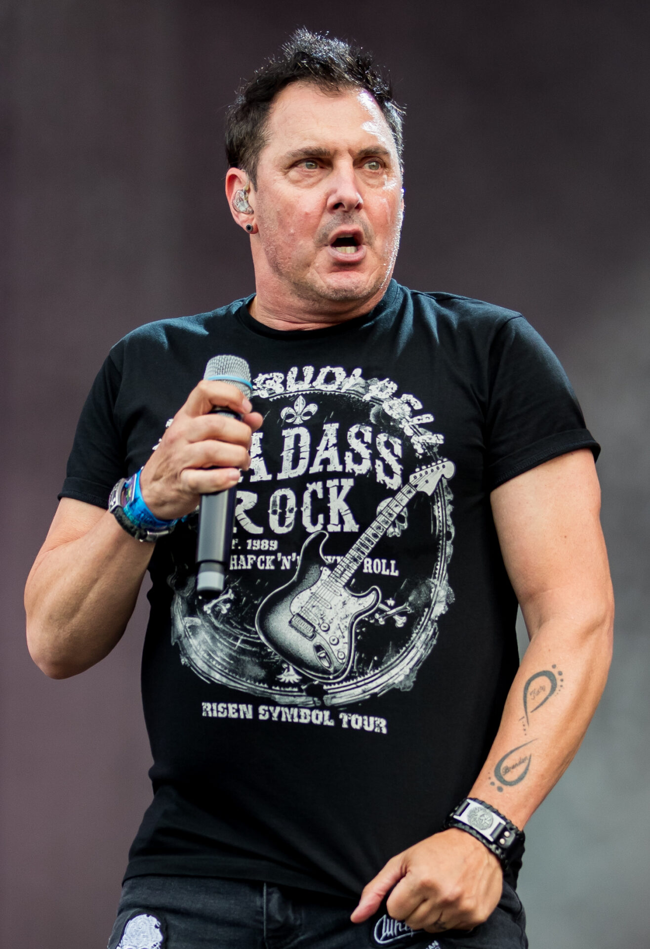 Crush 40: La banda que define el espíritu de Sonic Johnny Gioeli, vocalista de la banda Crush 40.