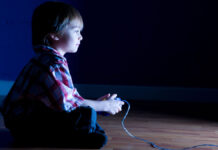 Mi camino como analista de videojuegos: Abraham Jeronimo Villarreal Soto comparte su experiencia Niño jugando videojuegos