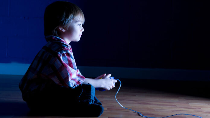 Niño jugando videojuegos