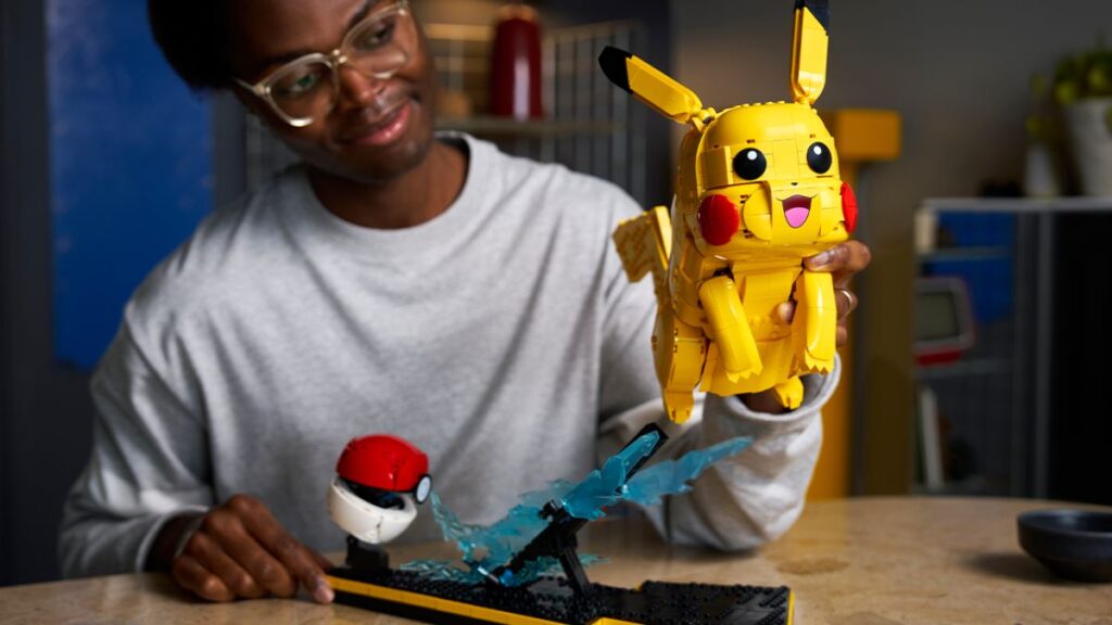 Sets LEGO-Pokémon Pikachu y Pokébola.